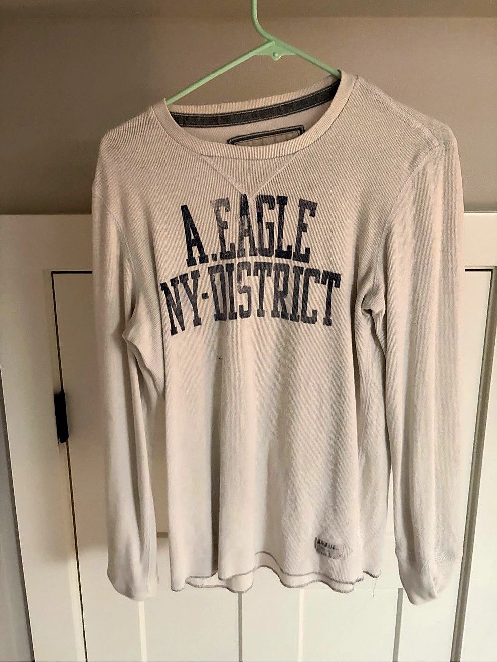 American Eagle Outfitters Nº 77 Long Sleeve Graphic Tee in Cream Size Small